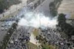 حمله مزدوران آل خليفه به مراسم تشييع شهيد بحريني با گازهاي سمي