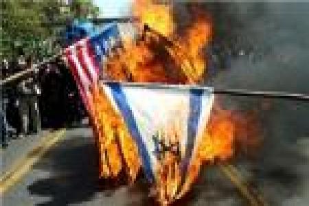 به آتش کشیده شدن پرچم رژیم اشغالگر قدس در میدان فلسطین