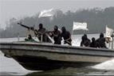 نداجا ۲ کشتی تجاری ایرانی را از حمله ۱۴ قایق دزدان دریایی نجات داد 