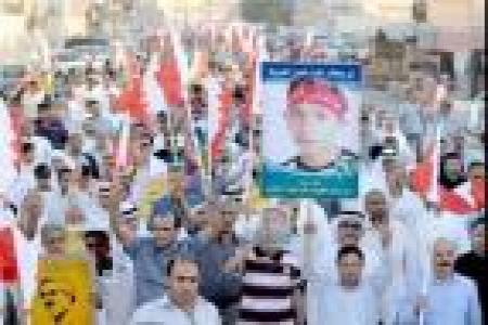 فریاد "هیهات منا الذله" هزاران بحرینی در خیابانها/ تاکید بر لزوم اصلاحات دموکراتیک 