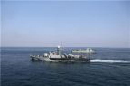 حضور ناوهای نیروی دریایی ارتش کنار "کشتی نجات" در خلیج عدن 