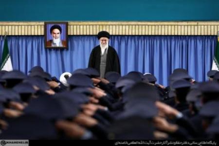 امام خامنه‌ای در دیدار فرماندهان و کارکنان نیروی هوایی ارتش:  ترامپ زحمت ما را کم کرد/ از اوباما متشکر باشیم به‌ خاطر داعش و حمایت از فتنه‌ و "تحریم فلج‌کننده"؟ 