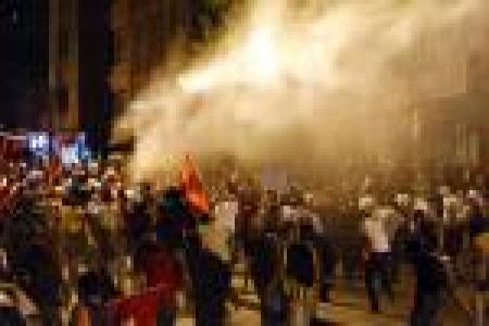 لباس‌شخصی‌ها به معترضان ضد دولتی در ترکیه حمله می‌کنند 